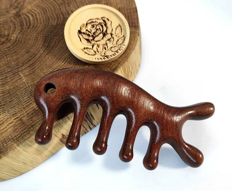 Dřevěný hřeben masážní Velryba 2